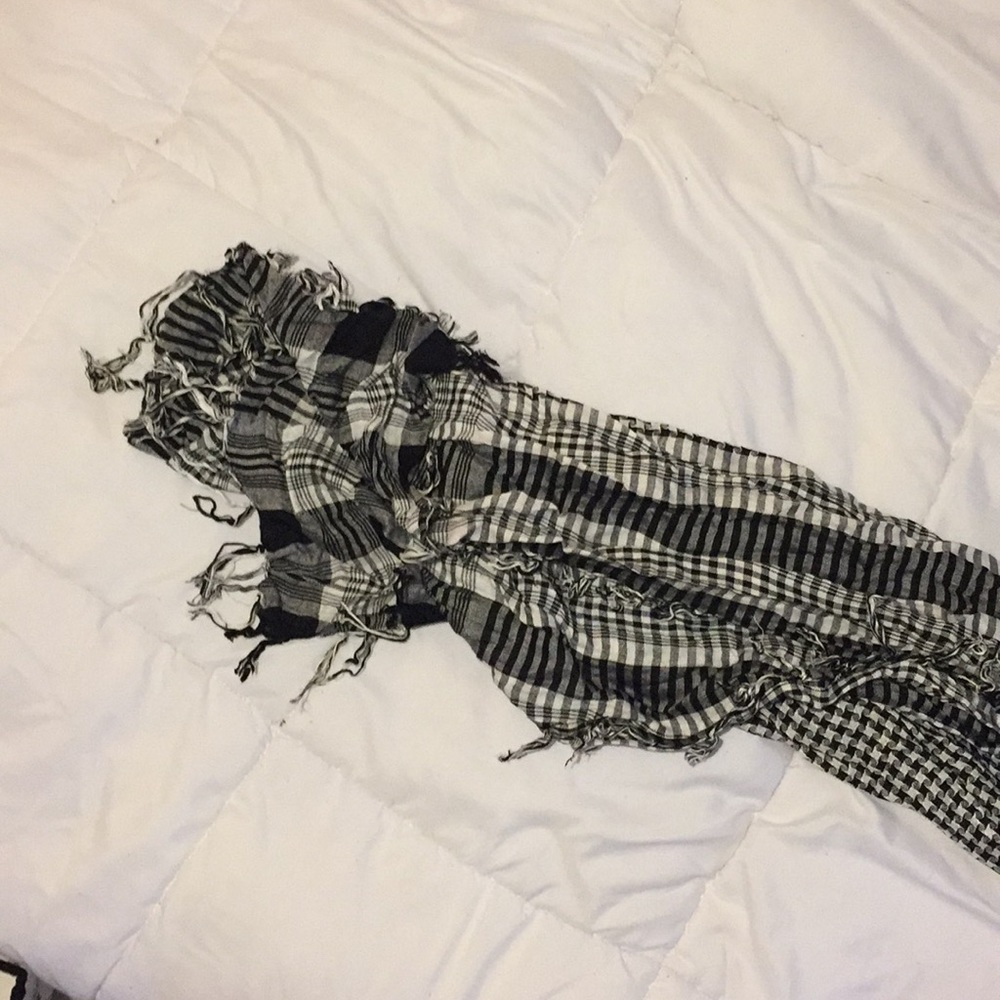 Black and white scarf